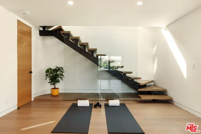 $18,500 | 2422 Apollo Drive, Los Angeles, CA 90046