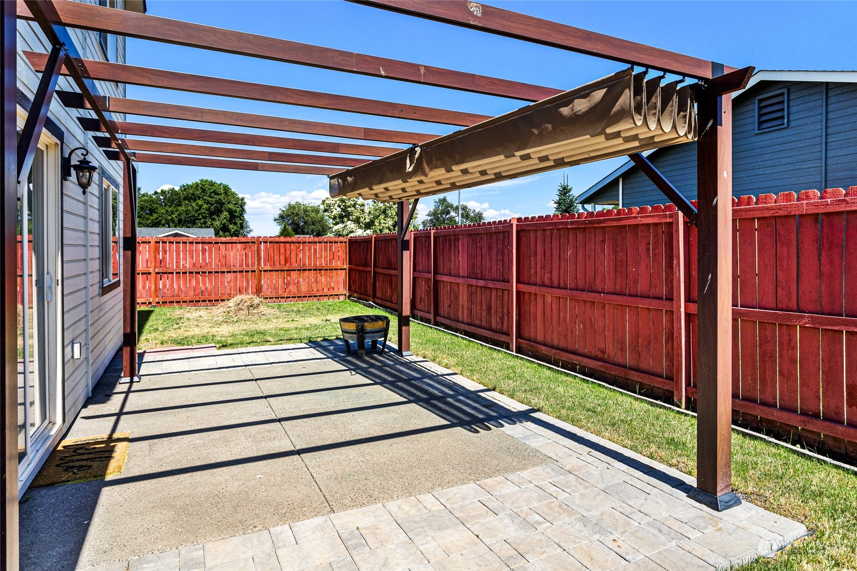 6504 Crestfields Road Yakima, WA 98903 - Photo 25 of 32 a view of a backyard with wooden fence