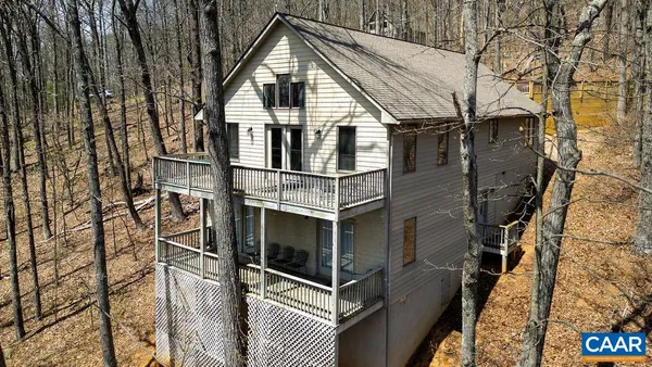 a view of backyard of the house