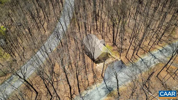 a view of a back yard