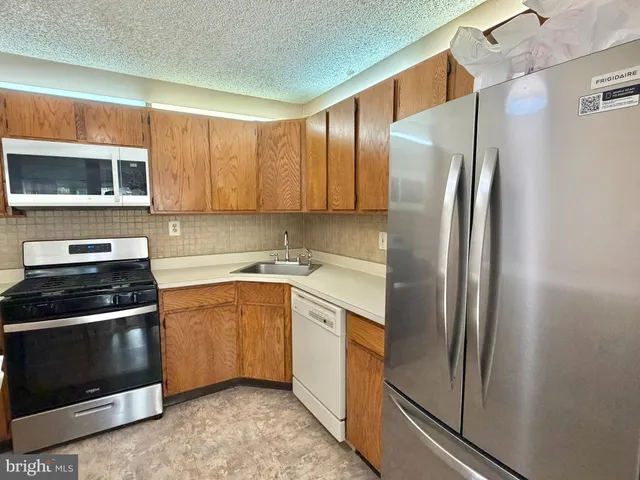 $2,150 | 82 Versailles Court, Hamilton, NJ 08619