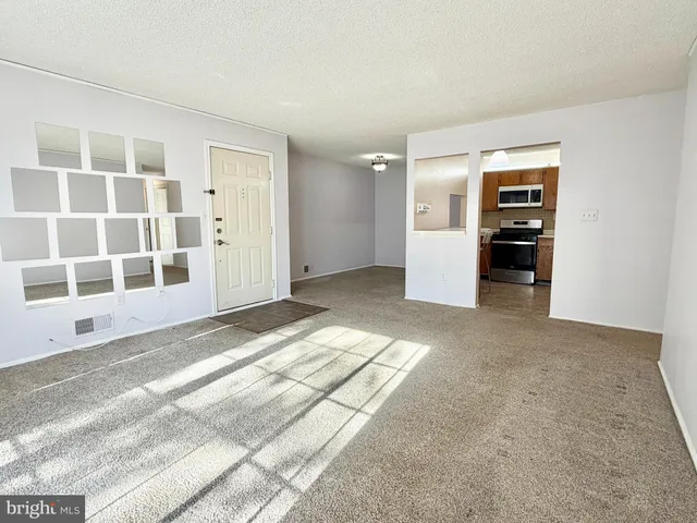 $2,150 | 82 Versailles Court, Hamilton, NJ 08619