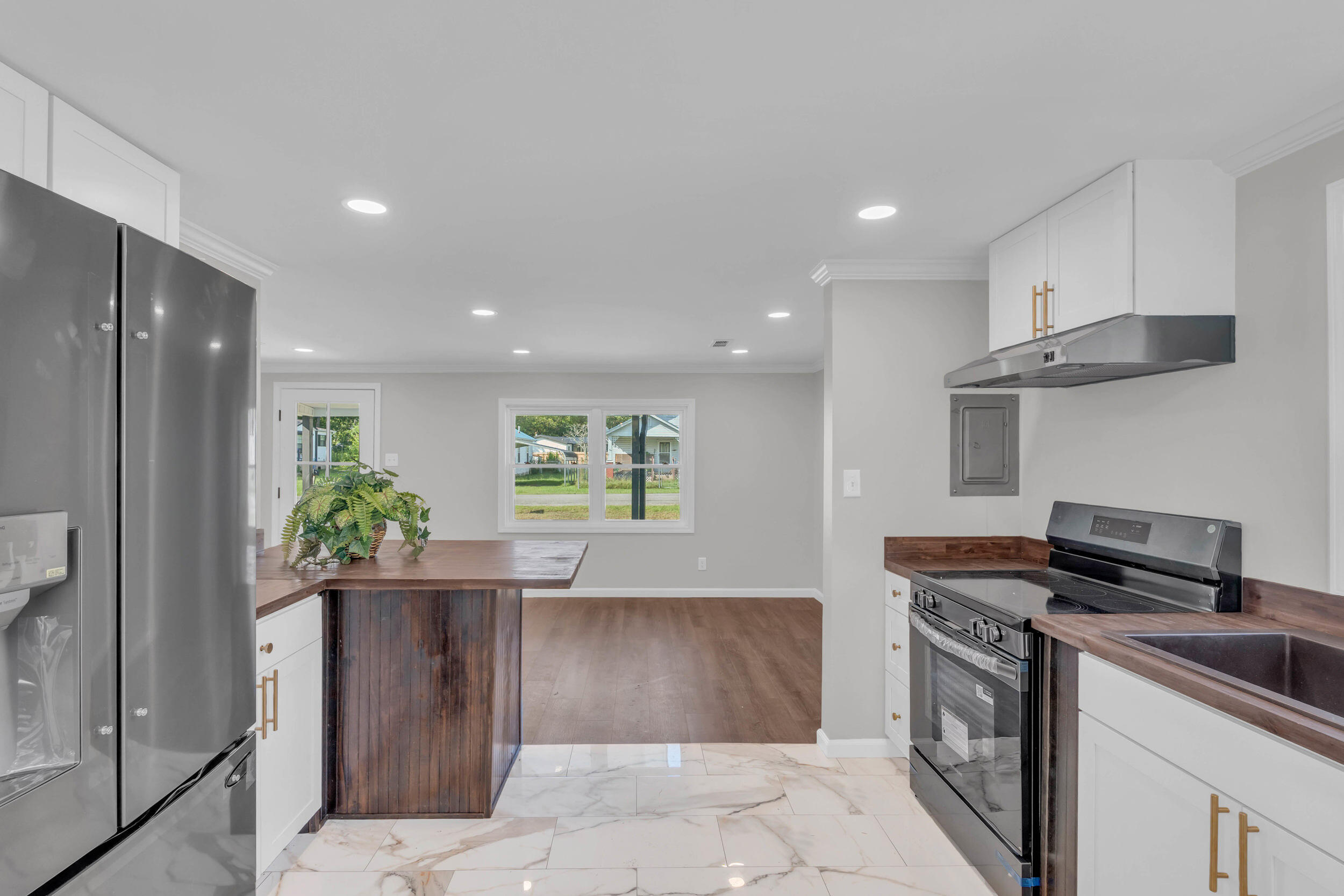 676 West Rhea Avenue Spring City, TN 37381 - Photo 3 of 28 676 w rhea ave-9