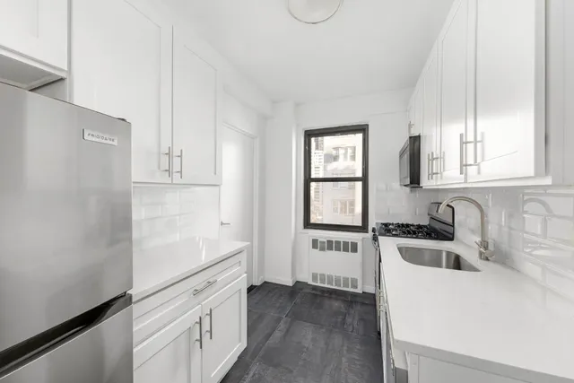 $780,000 | 200 East 36th Street, Unit 9D | Murray Hill
