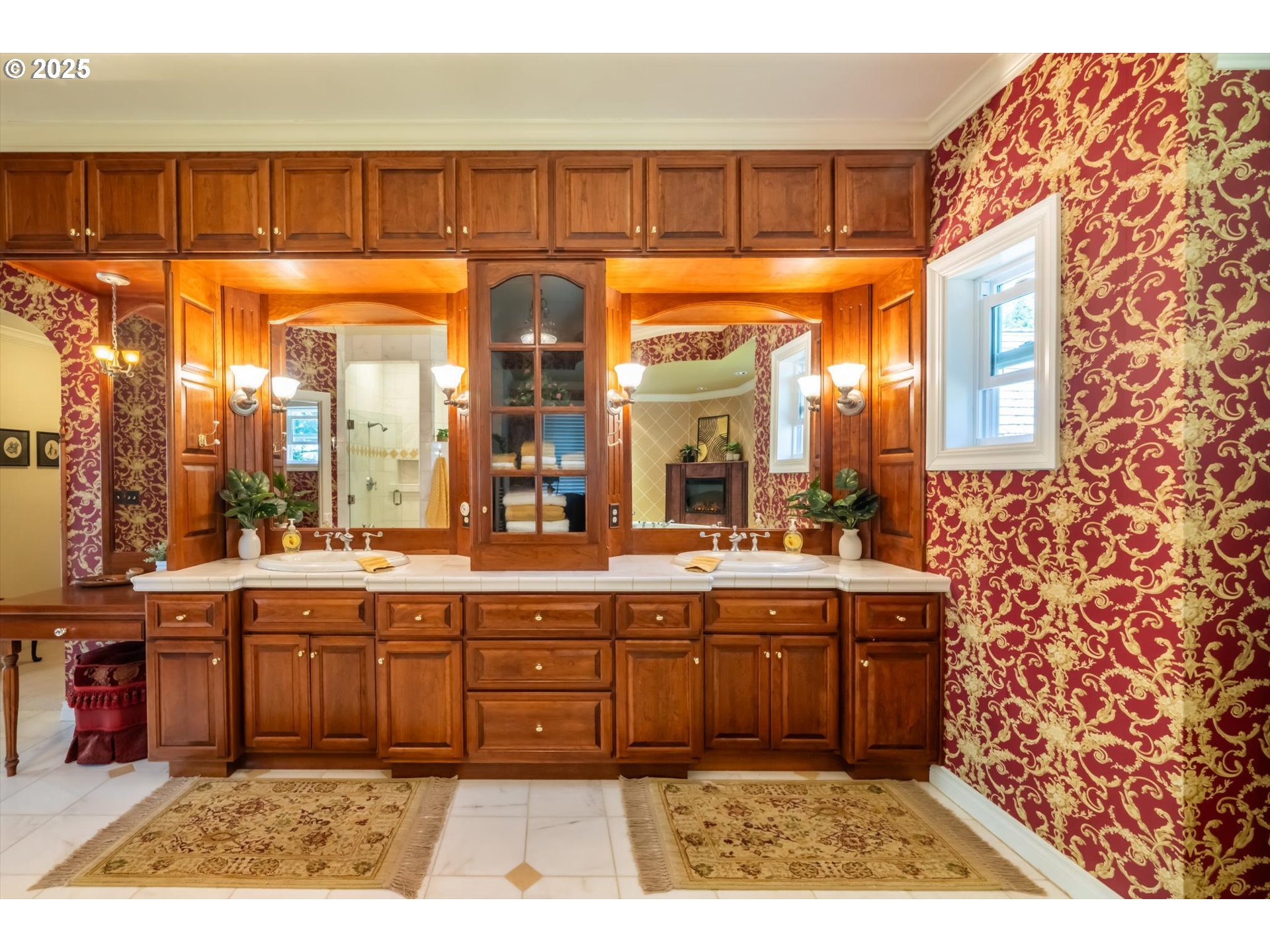 54983 Morrison Road Bandon, OR 97411 - Photo 17 of 29 a bathroom with a sink a large mirror and a bathtub