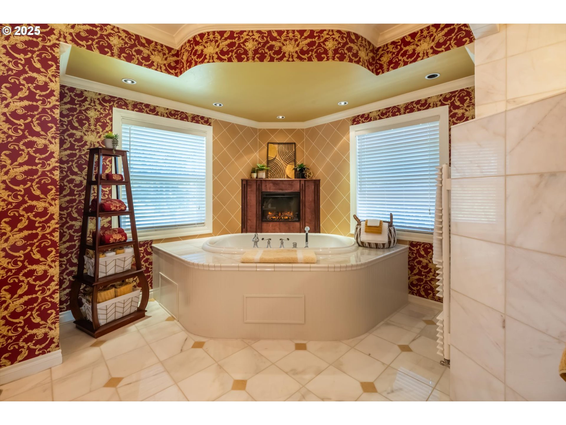 54983 Morrison Road Bandon, OR 97411 - Photo 19 of 29 a view of a bathtub in a room