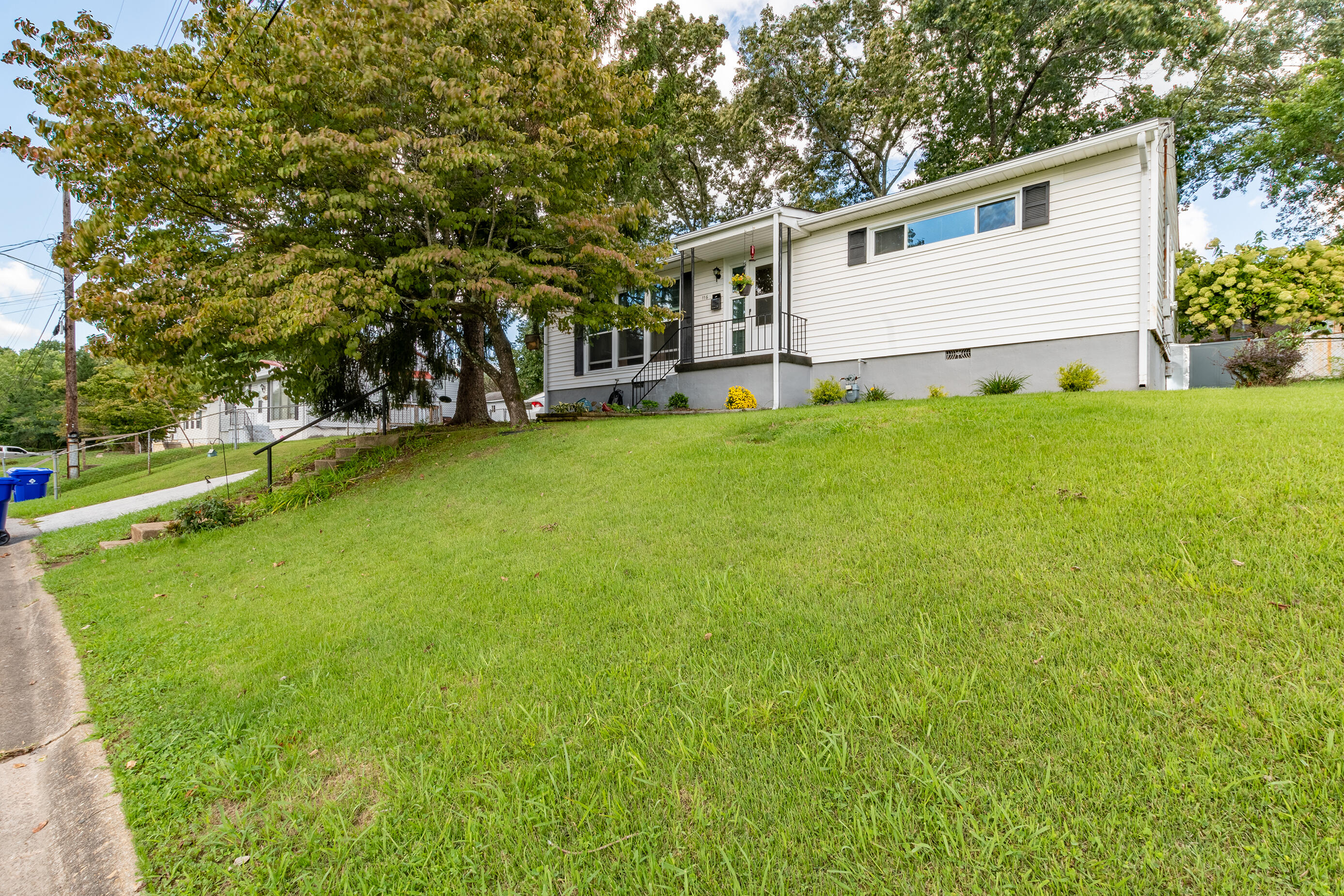 116 Aspen Lane Oak Ridge, TN 37830 - Photo 4 of 28 Front Angeled