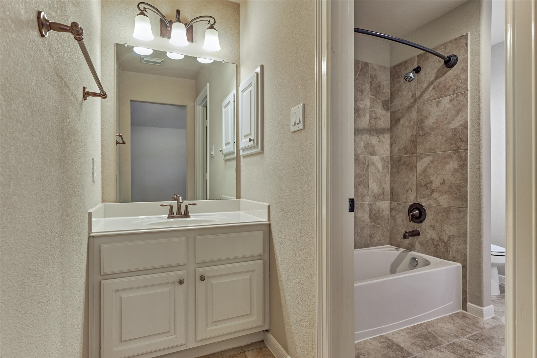 6615 Pelham Chase Drive Spring, TX 77389 - Photo 37 of 49 Another look at the Jack and Jill style bath.