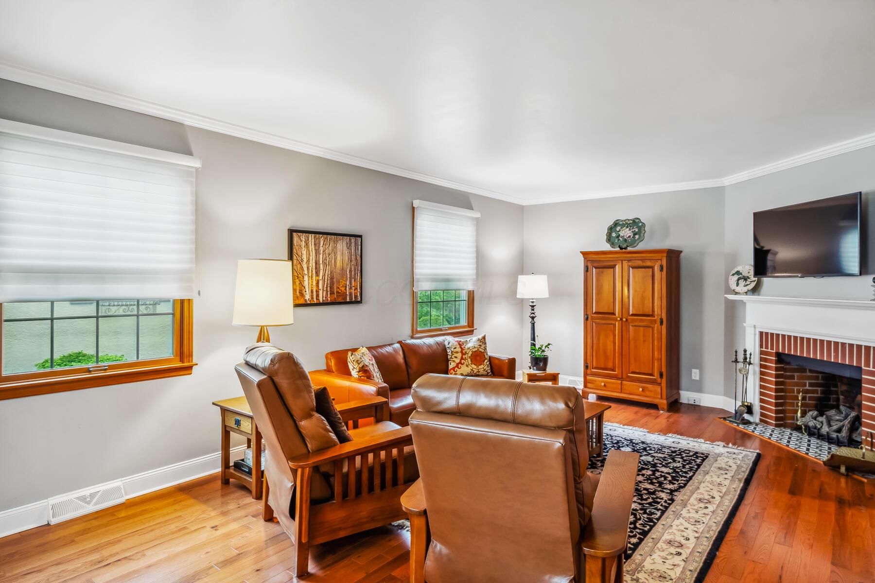 879 Lynbrook Road Columbus, OH 43235 - Photo 6 of 43 Living Room