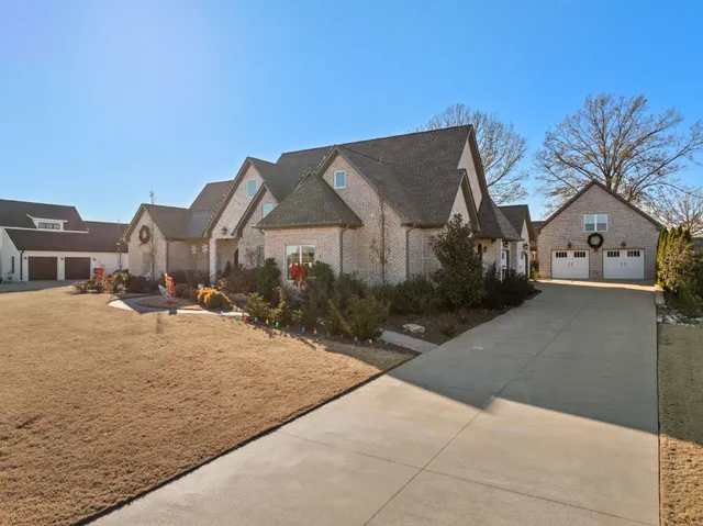 $914,900 | 204 Carron Lane, Tuscumbia, AL 35674
