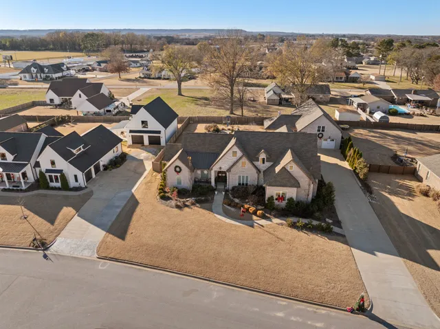 $914,900 | 204 Carron Lane, Tuscumbia, AL 35674