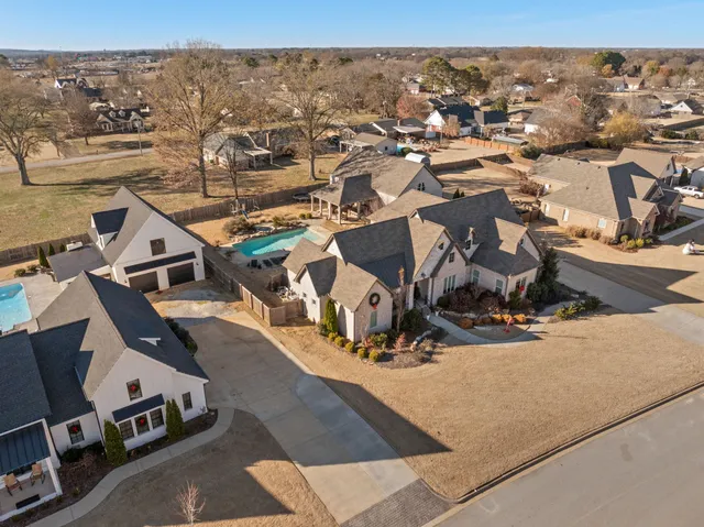 $914,900 | 204 Carron Lane, Tuscumbia, AL 35674