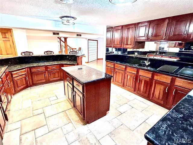 $579,900 | 4101 Stoneledge Drive, Godfrey, IL 62035