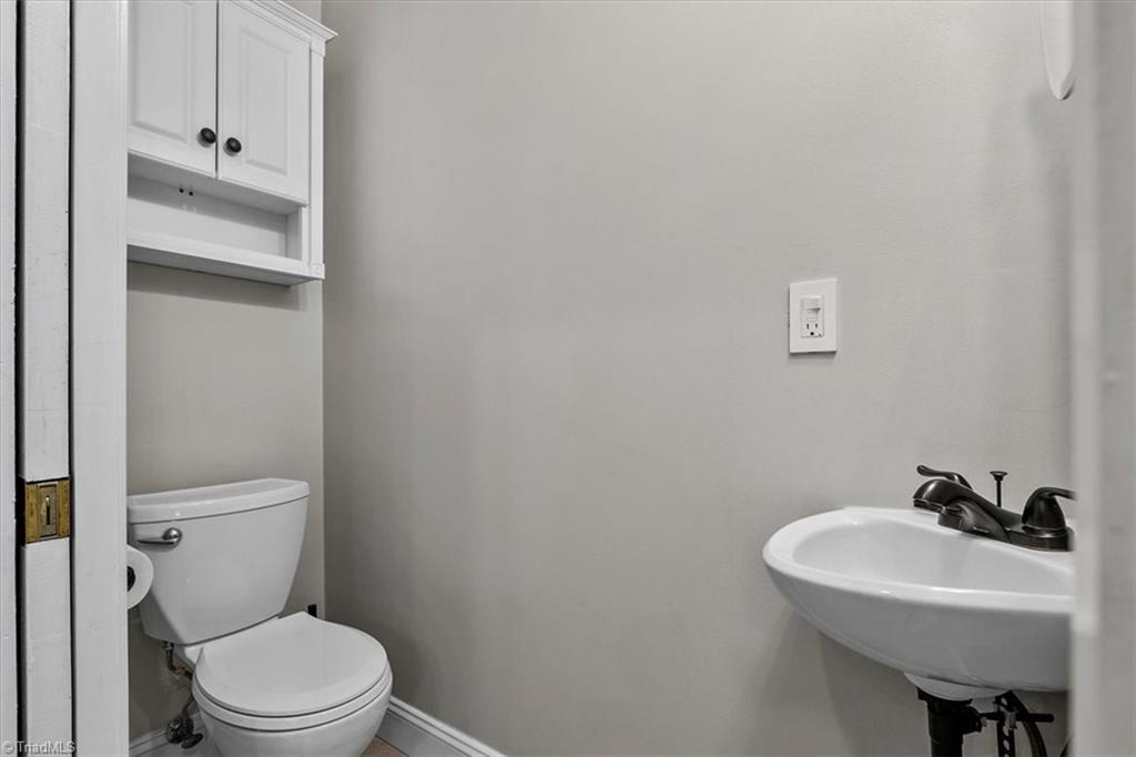 5003 Rambling Road Greensboro, NC 27409 - Photo 29 of 49
