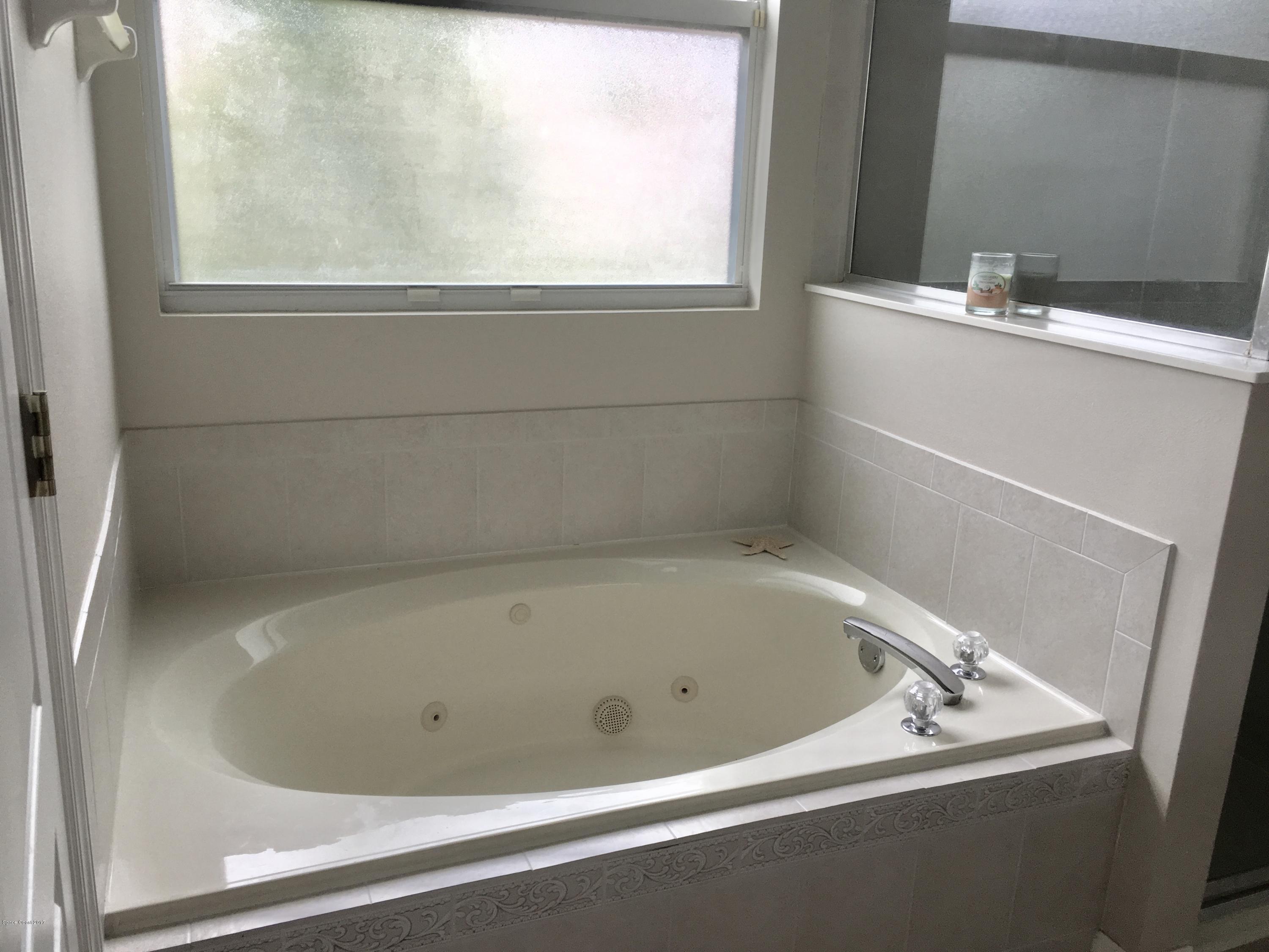 4010 Caparosa Circle Melbourne, FL 32940 - Photo 8 of 9 Master Garden Jetted Tub