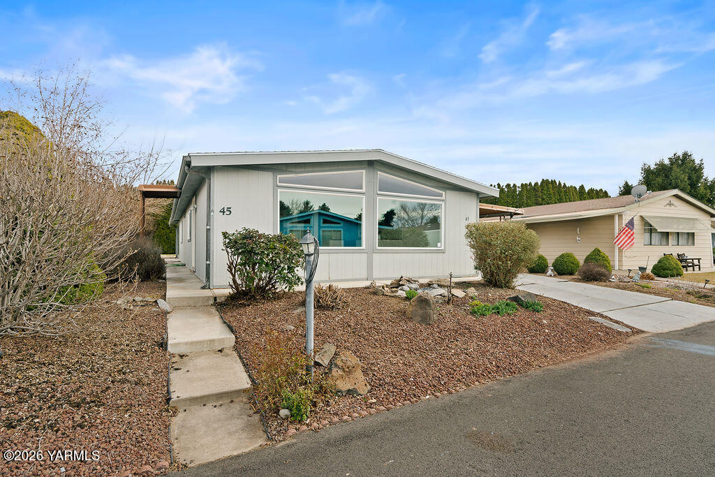 3701 Gun Club Road, Unit 45 Yakima, WA 98901 - Photo 3 of 20 a front view of a house with garden
