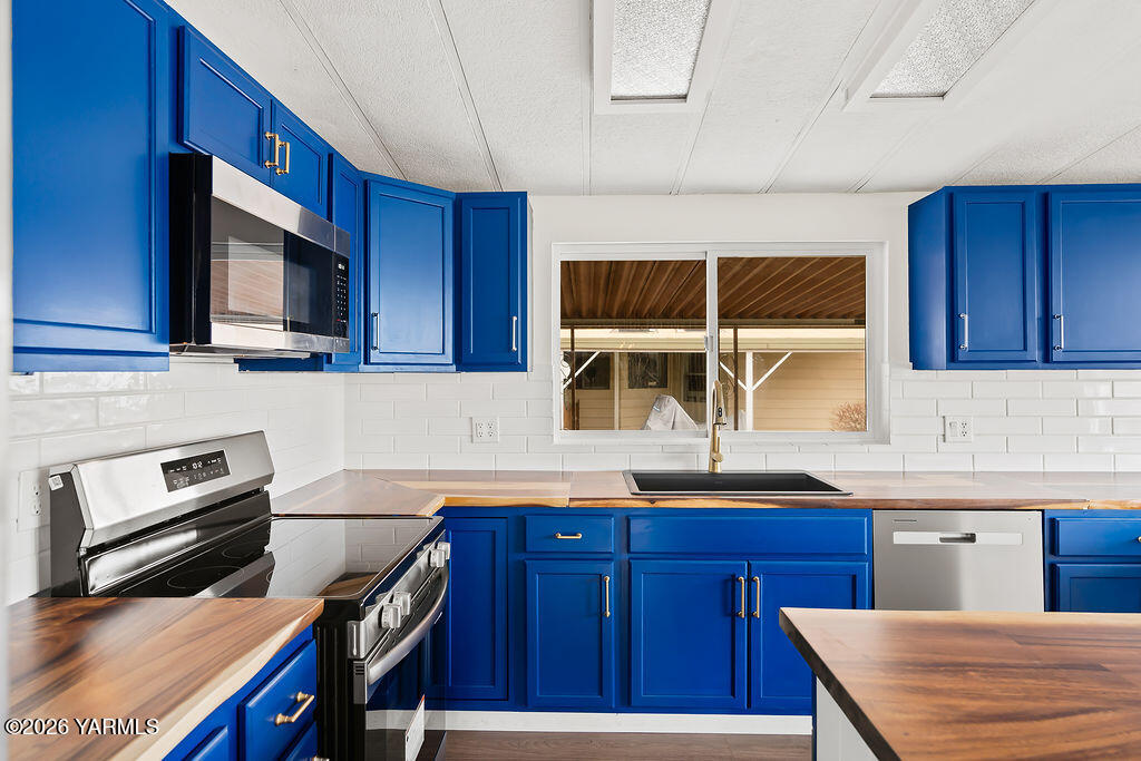 3701 Gun Club Road, Unit 45 Yakima, WA 98901 - Photo 5 of 20 a kitchen with a stove a sink and a microwave