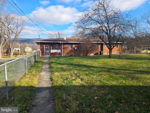 a view of a house with backyard