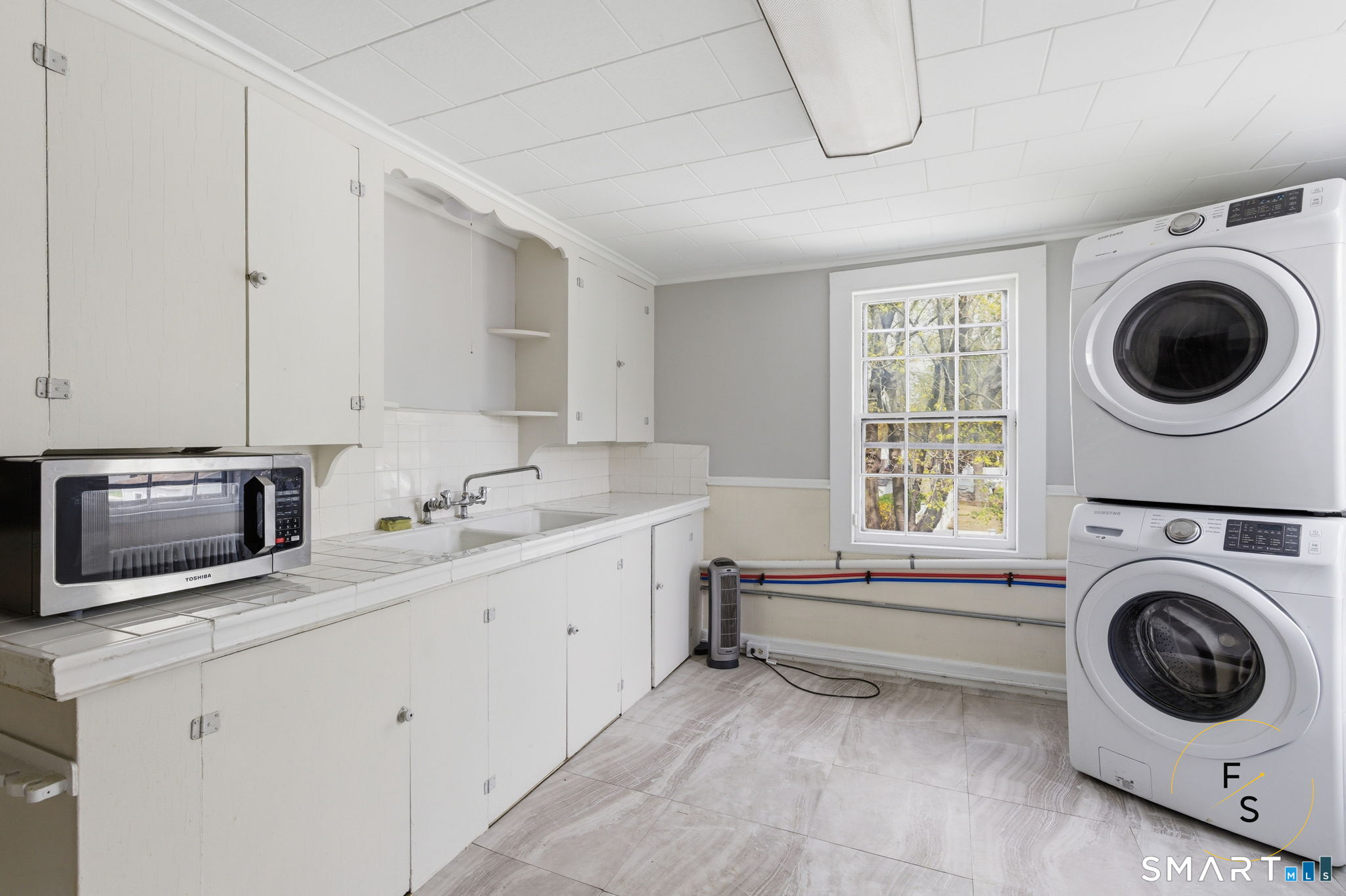 119 Williams Street Norwich, CT 06360 - Photo 16 of 40 a utility room with sink dryer and washer