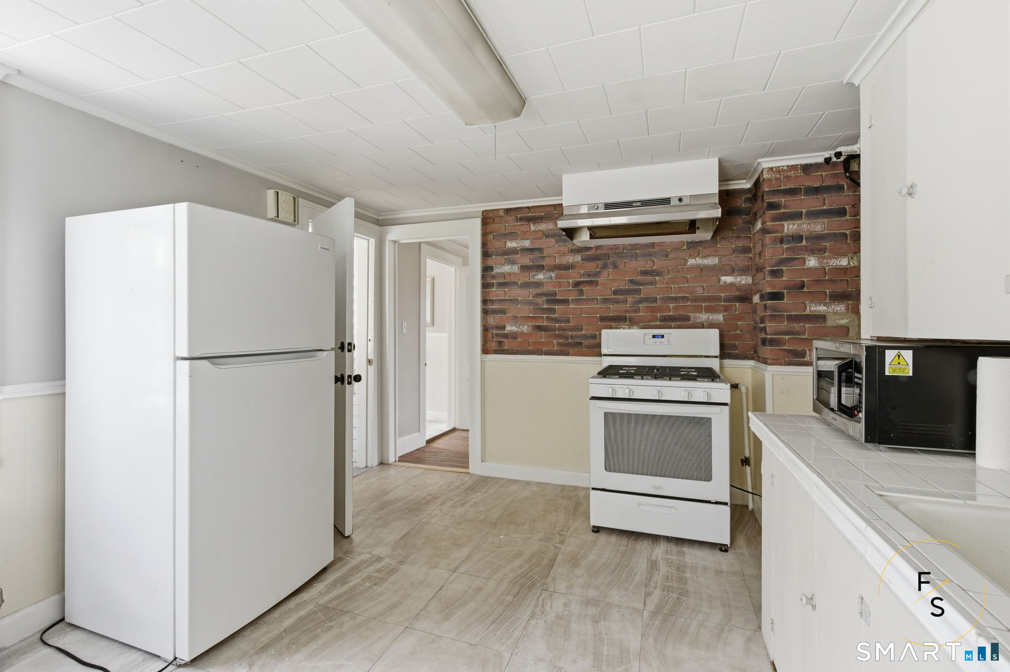 119 Williams Street Norwich, CT 06360 - Photo 18 of 40 a kitchen with a refrigerator stove and oven