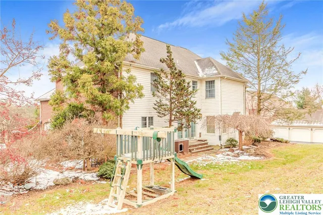 a view of residential houses with snow and trees