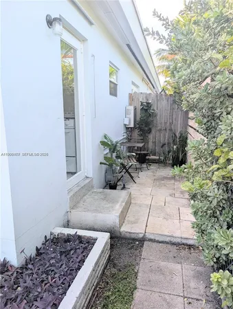 $1,395 | 1004 North 16th Avenue, Unit 1, Hollywood, FL 33020