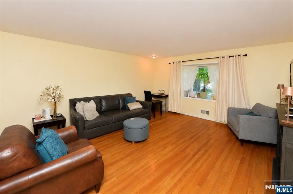85 B Primrose Lane, Unit 85B Paramus, NJ 07652 - Photo 6 of 16