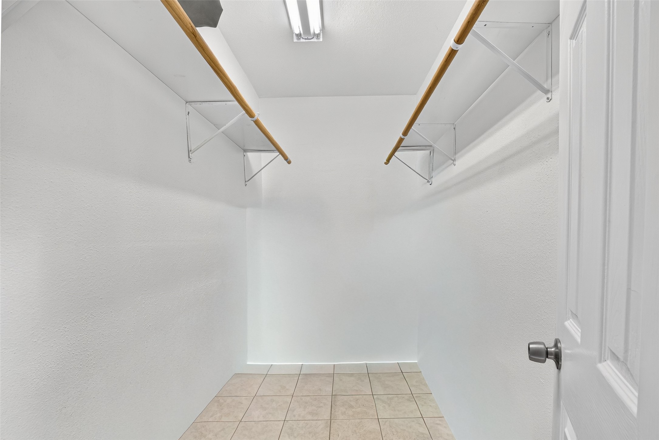 6401 Deihl Road, Unit 301 Houston, TX 77092 - Photo 13 of 31 Main bedroom walk-in closet.