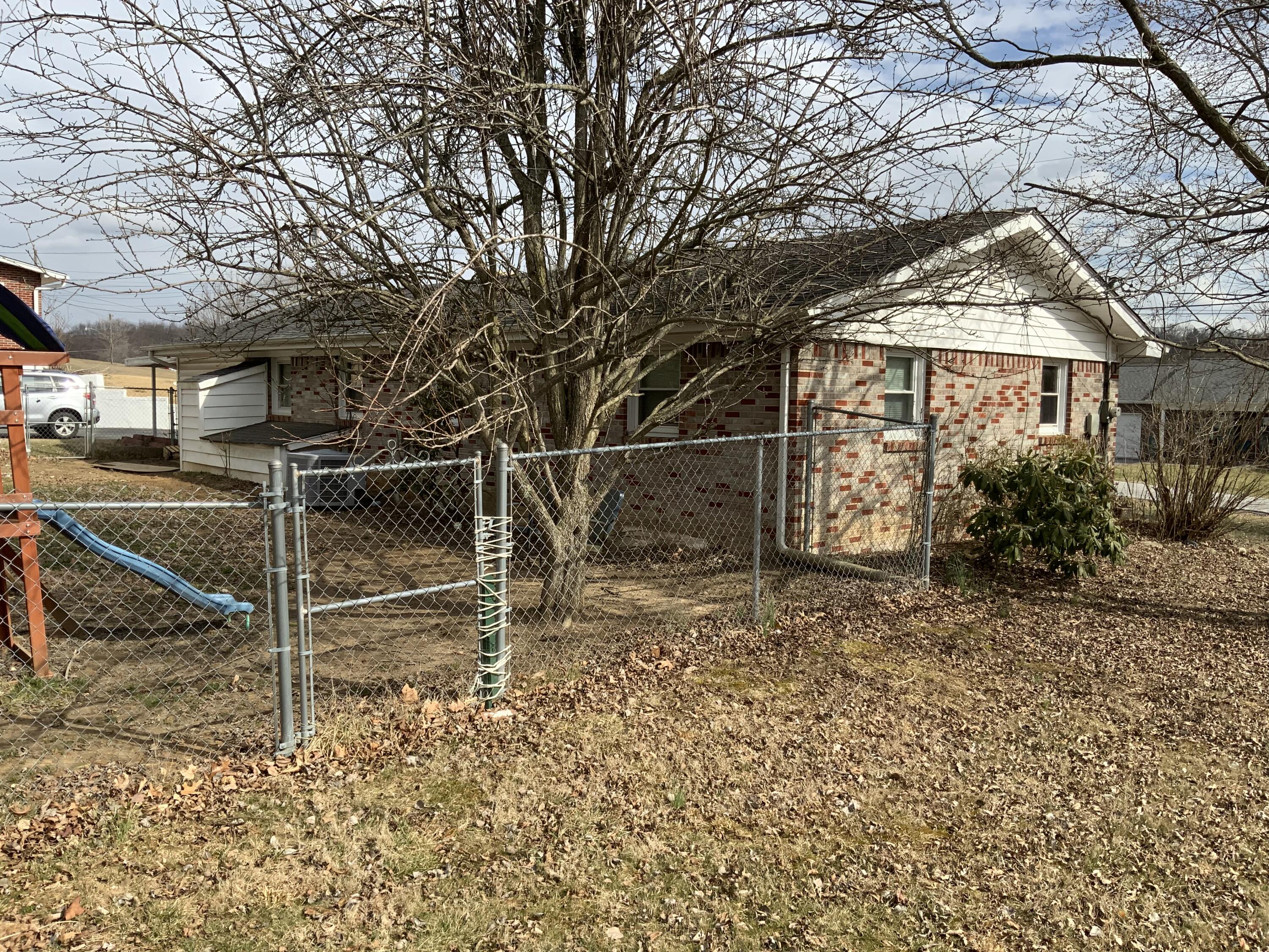 147 Jolly Street Bristol, VA 24201 - Photo 4 of 25 IMG_5809