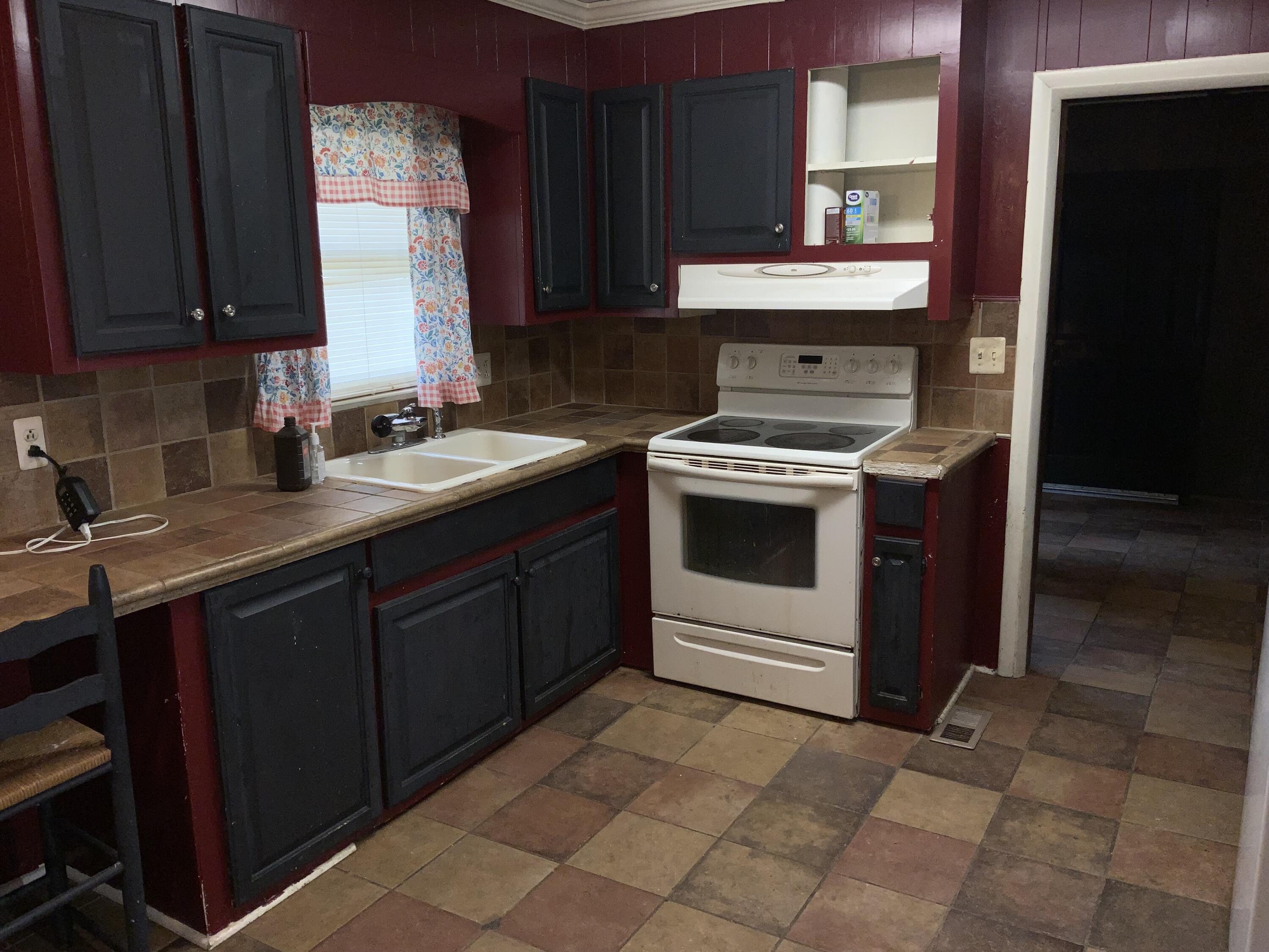 147 Jolly Street Bristol, VA 24201 - Photo 7 of 25 IMG_5812