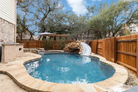 a view of a swimming pool with a sitting space