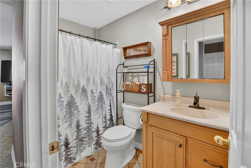 2501 East Avenue R4 Palmdale, CA 93550 - Photo 29 of 40 Second Bathroom