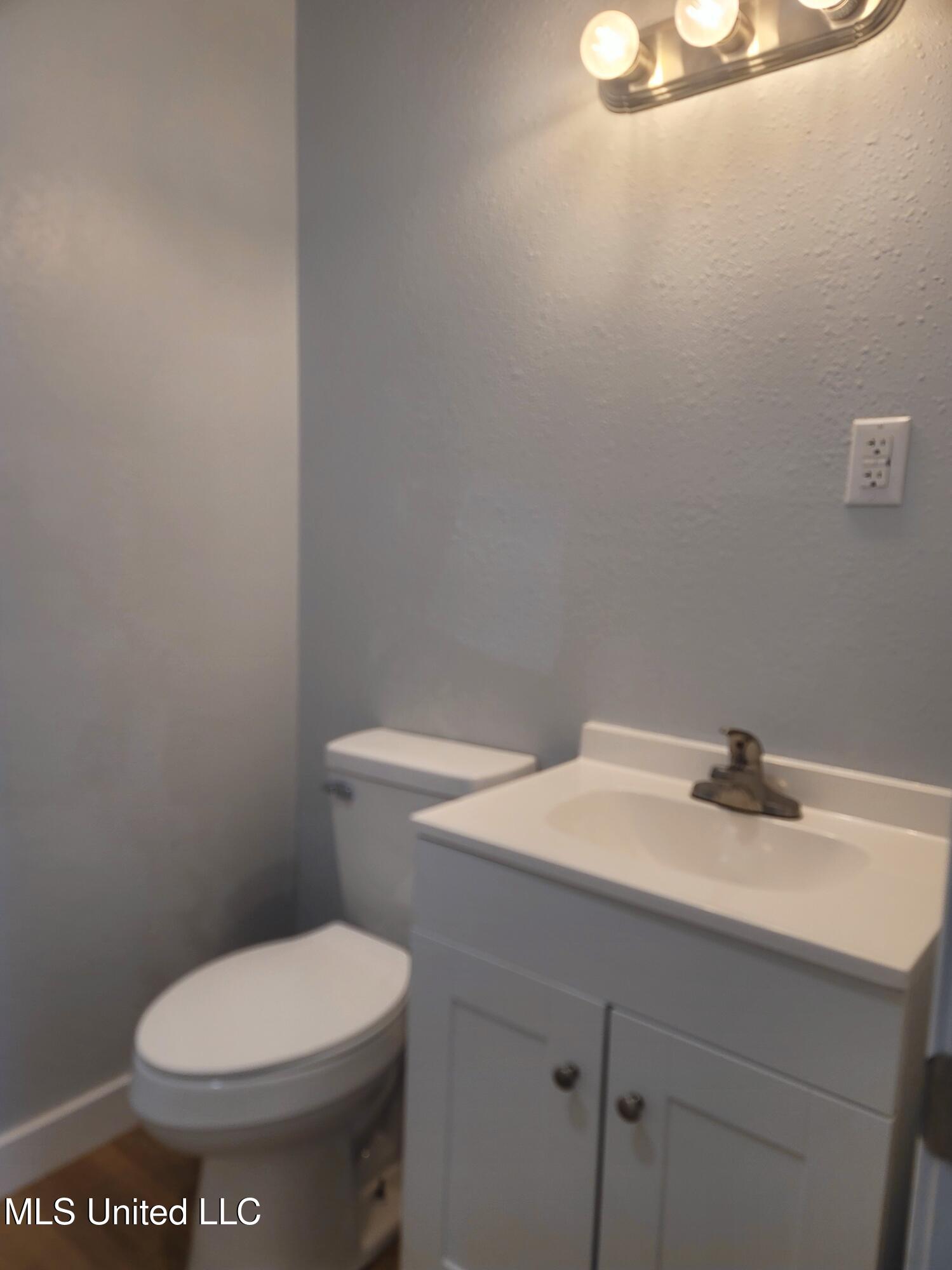 511 32nd Street, Unit 21 Gulfport, MS 39507 - Photo 5 of 8 20251015_105927~2