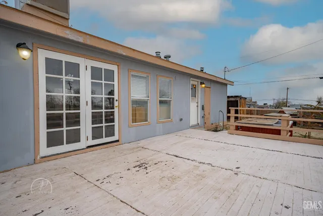 a house view with a outdoor space
