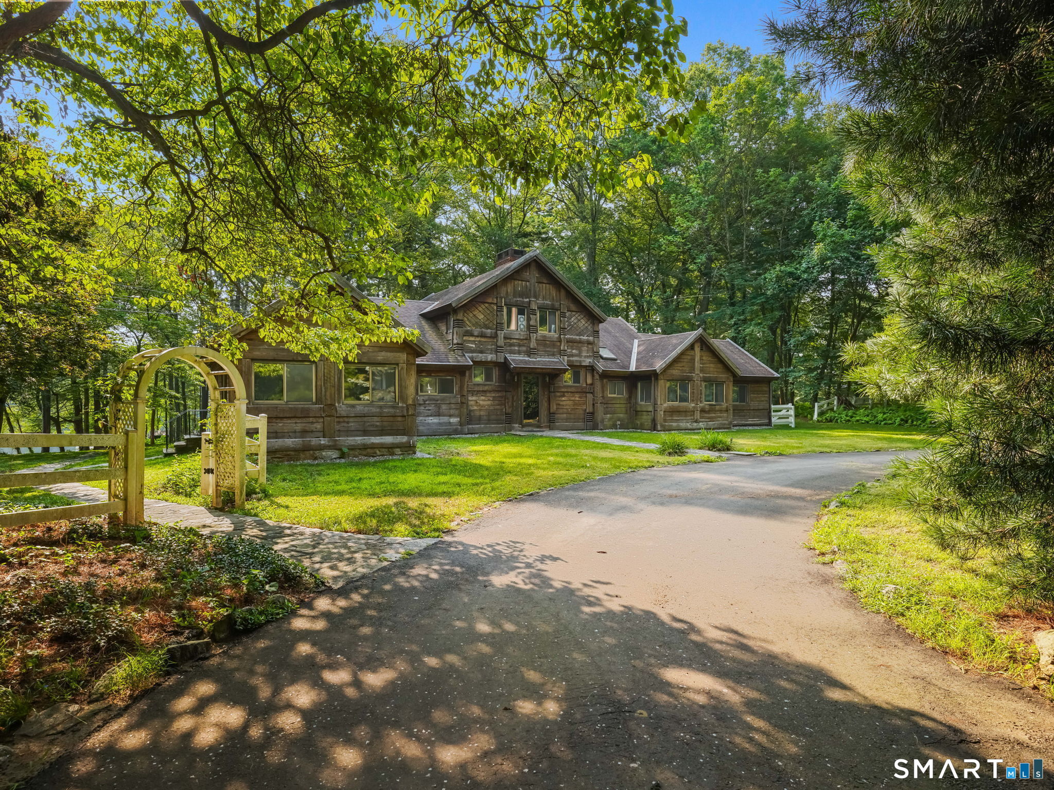 3392 Huntington Road Stratford, CT 06614 - Photo 2 of 10 Gallery Image 2
