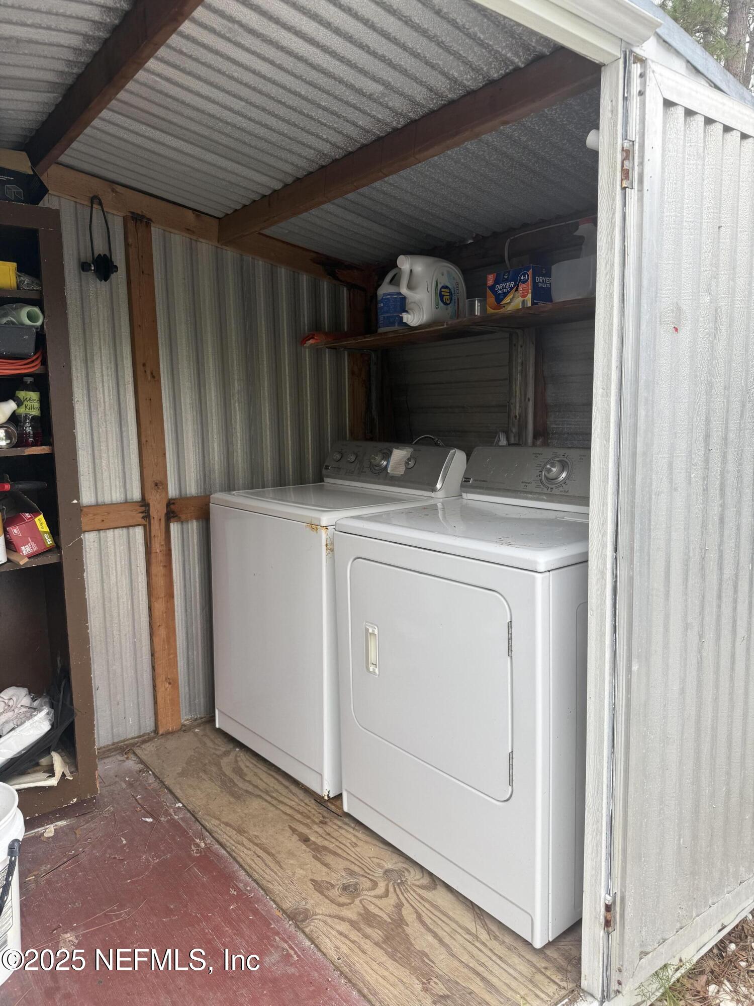 118 Riverside Avenue Satsuma, FL 32189 - Photo 25 of 27 a utility room with dryer and washer
