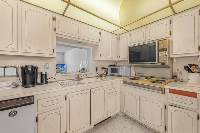 $220,000 | 500 Northeast 12th Avenue, Unit 407, Hallandale Beach, FL 33009