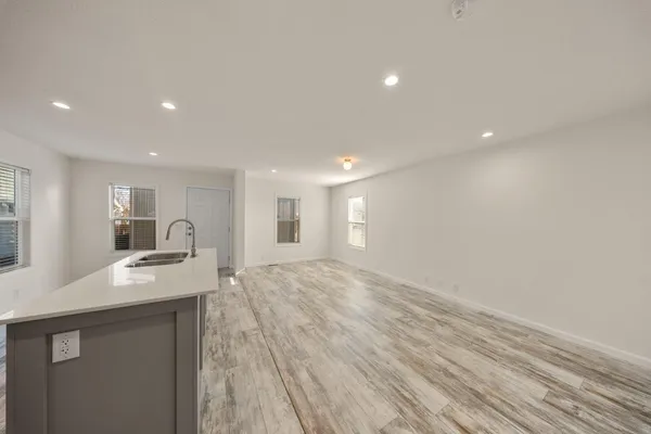 $174,950 | 317 Moffat Boulevard, Unit 5, Manteca, CA 95336