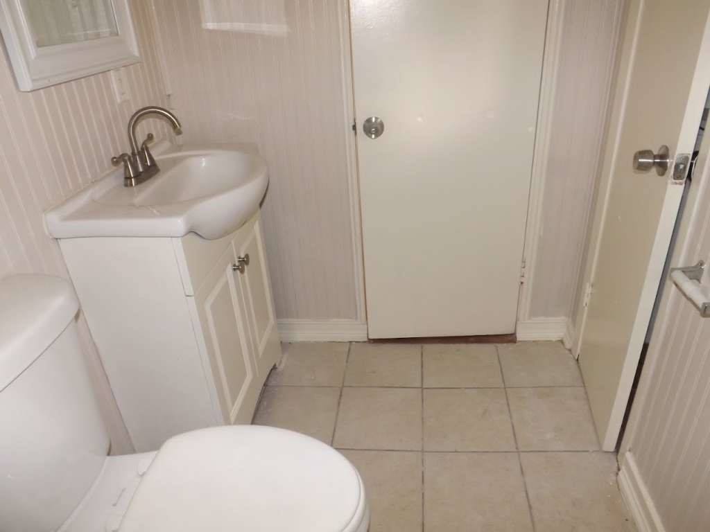 822 Harvard Street Deer Park, TX 77536 - Photo 11 of 16 a bathroom with a sink toilet and shower