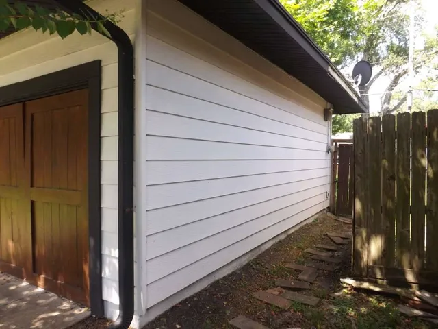 a view of a backyard