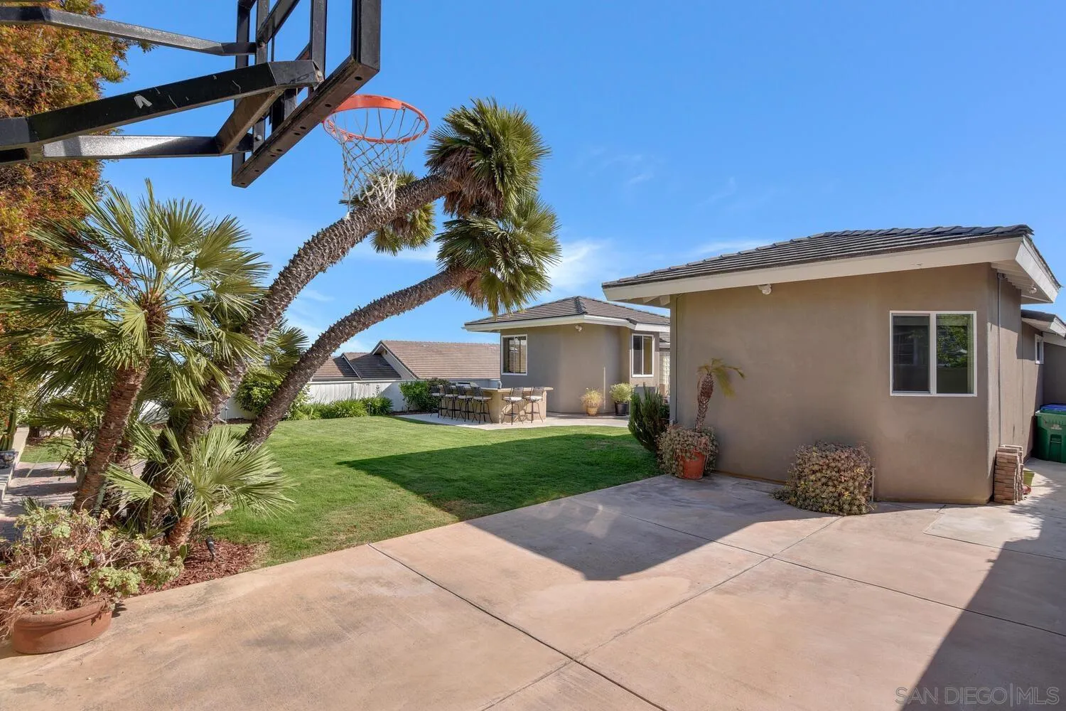 5459 Moonlight Lane La Jolla, CA 92037 - Photo 35 of 42 a front view of a house with garden