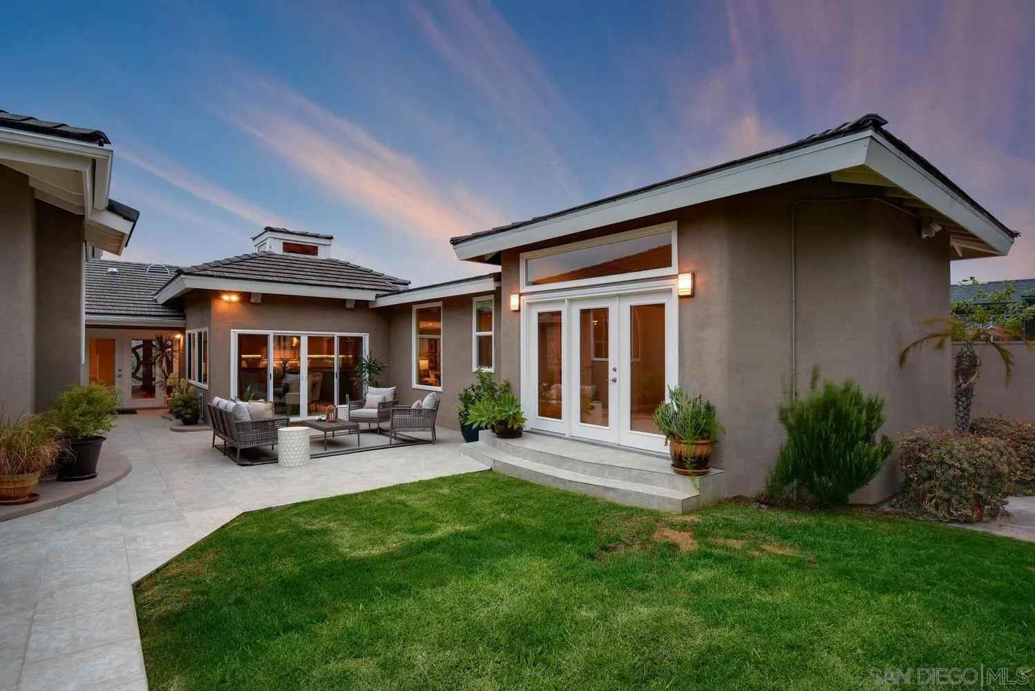 5459 Moonlight Lane La Jolla, CA 92037 - Photo 8 of 42 a view of a house with sitting area and garden