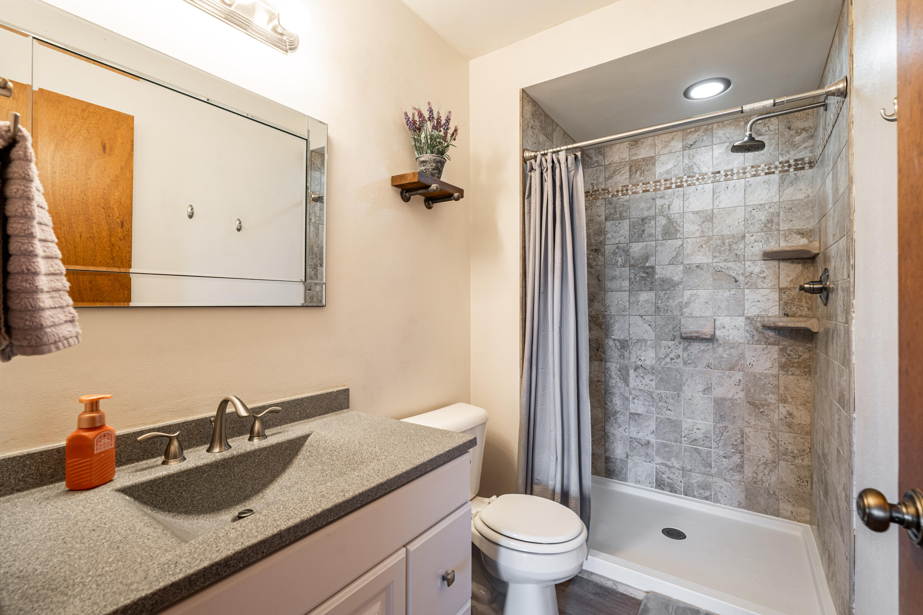 S102-w32709 County Road East Mukwonago, WI 53149 - Photo 12 of 37 Primary Bath