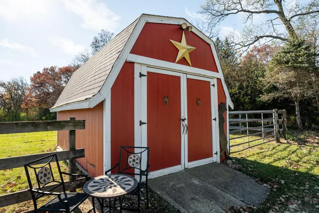 $685,000 | S102-w32709 County Road East, Mukwonago, WI 53149