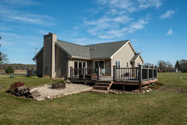 $685,000 | S102-w32709 County Road East, Mukwonago, WI 53149