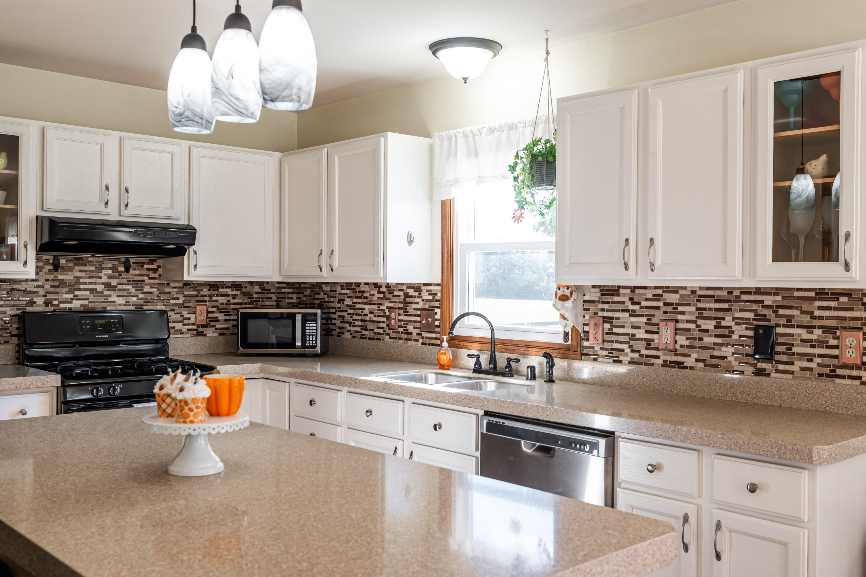 S102-w32709 County Road East Mukwonago, WI 53149 - Photo 8 of 37 Kitchen 2