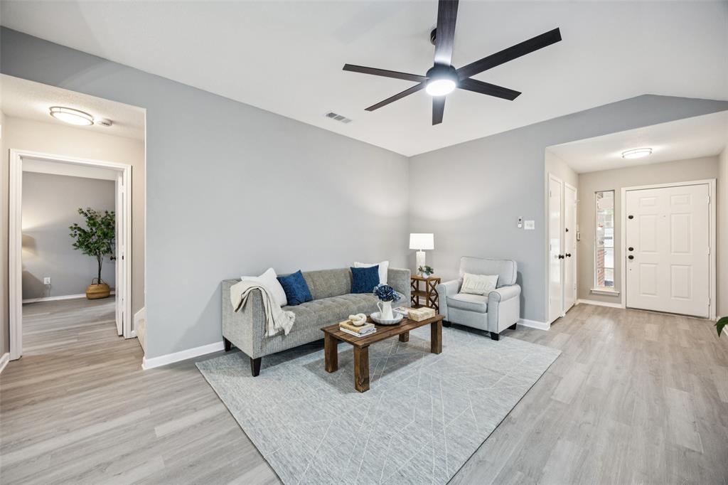 621 Renaissance Place Cedar Hill, TX 75104 - Photo 4 of 28 a living room with furniture