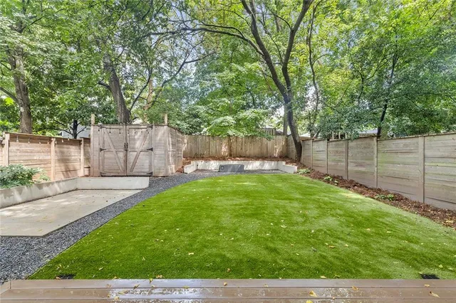 a view of a backyard