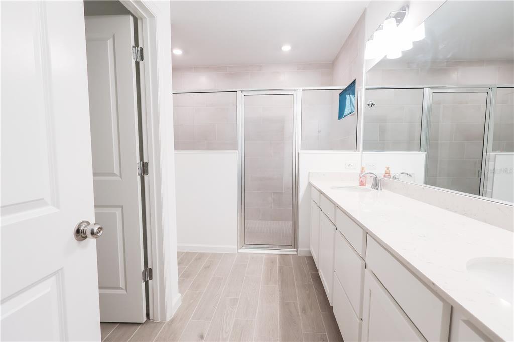19511 Southwest 77th Loop Dunnellon, FL 34432 - Photo 13 of 27 a spacious bathroom with a shower sink and mirror