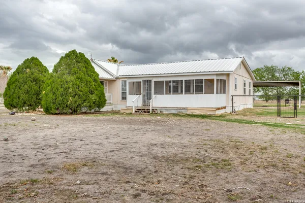 $285,000 | 301 County Road 678 East, Natalia, TX 78059